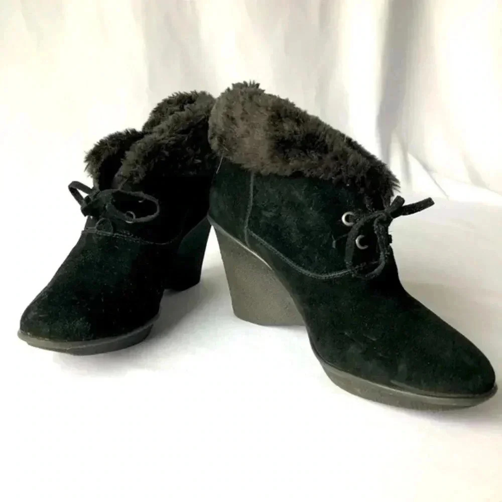 B Makowsky BF Nellie Wedges 7.5 Black Suede Shoes Laces Faux Fur
